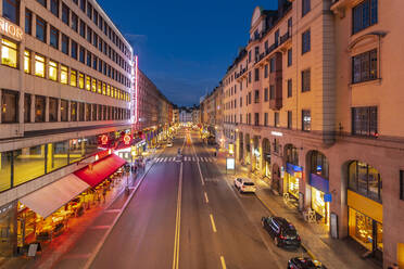 Schweden, Sodermanland, Stockholm, Beleuchtete Straße Kungsgatan in der Abenddämmerung - TAMF02283