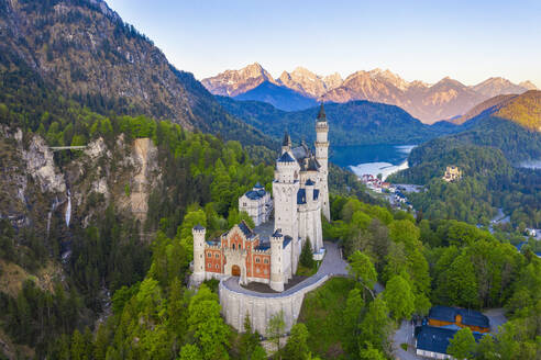 Deutschland, Bayern, Hohenschwangau, Drohnenansicht von Schloss Neuschwanstein im Frühling - SIEF09889