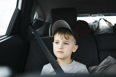Süßer Junge schaut weg, während er im Auto sitzt - JVSF00001