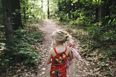 Mädchen beim Wandern inmitten von Bäumen im Wald - JVSF00003