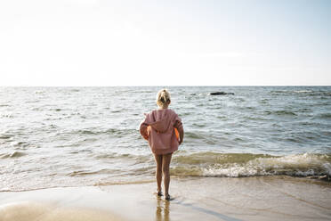 Mädchen am Strand stehend - JVSF00006