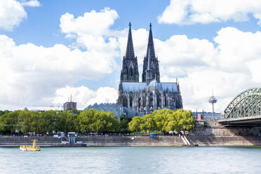 Scenic Blick auf den Rhein durch den Kölner Dom in der Stadt gegen den Himmel - EYF05958
