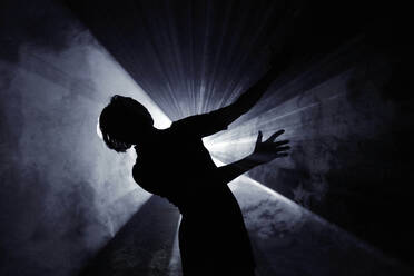 Silhouette Frau tanzt im Nachtclub - EYF05987