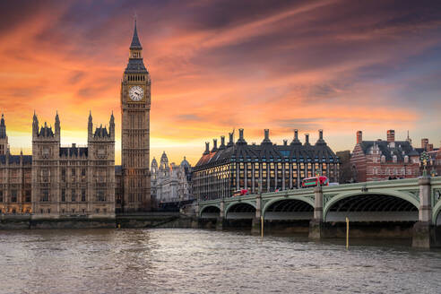 Westminster Bridge über die Themse von Big Ben gegen bewölkten Himmel während des Sonnenuntergangs in der Stadt - EYF05997