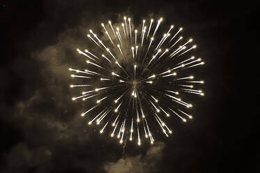 Low Angle View Of Feuerwerk Display bei Nacht - EYF06002