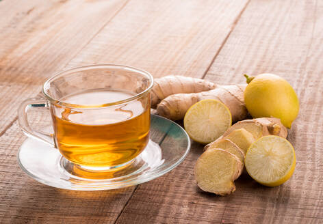 Nahaufnahme von Tee mit Zitronen und Ingwer auf dem Tisch - EYF06007