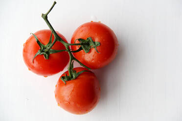 Nahaufnahme von frischen Tomaten auf weißem Hintergrund - EYF06110