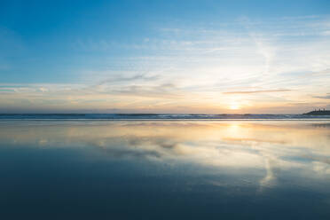 Scenic View of Beach mit Reflexion des Himmels während des Sonnenuntergangs - EYF06121