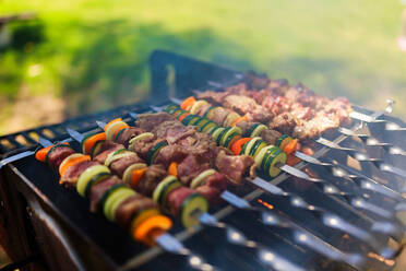 Nahaufnahme von Fleisch auf dem Barbecue-Grill - EYF06134