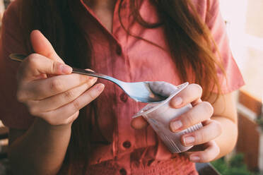 Nahaufnahme einer Frau, die Joghurt isst - EYF06138