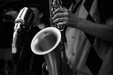 Mittelteil eines Saxophon spielenden Mannes während eines Konzerts - EYF06150