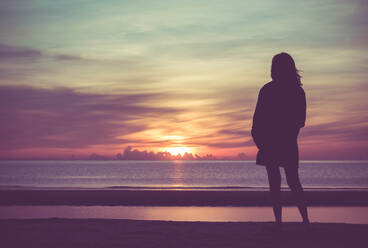 Rückansicht der Silhouette Frau stehend am Strand gegen den Himmel bei Sonnenuntergang - EYF06164