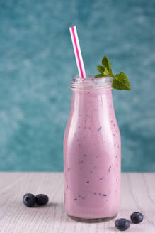 Nahaufnahme von Blaubeer-Smoothie auf dem Tisch - EYF06172