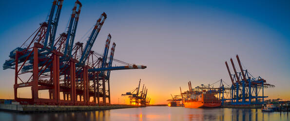 Hafen auf See gegen den Himmel bei Sonnenuntergang - EYF06234