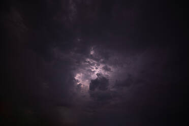 Low Angle Ansicht der Sturmwolken im Himmel - EYF06253
