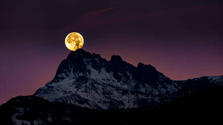 Scenic Ansicht der schneebedeckten Berge gegen Himmel bei Nacht - EYF06255