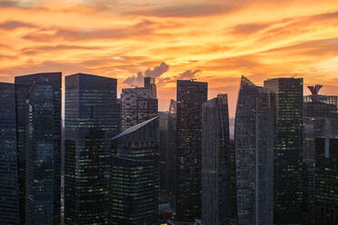 Moderne Gebäude in der Stadt gegen den Himmel bei Sonnenuntergang - EYF06258