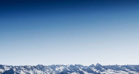 Scenic Ansicht der Berge gegen klaren blauen Himmel - EYF06304
