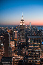 High Angle View of Illuminated Empire State Building und Cityscape gegen klaren blauen Himmel in der Nacht - EYF06318