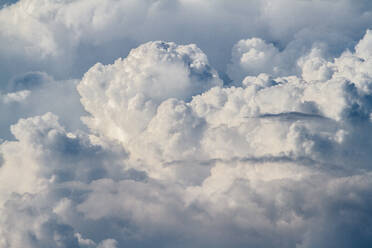 Low Angle Ansicht der bewölkten Himmel - EYF06332