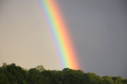 Low Angle Ansicht von Regenbogen in Himmel - EYF06340