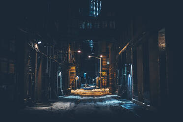 Straße inmitten von Gebäuden in der Stadt bei Nacht im Winter - EYF06370