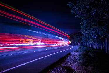 Lichtspuren auf der Straße bei Nacht - EYF06371