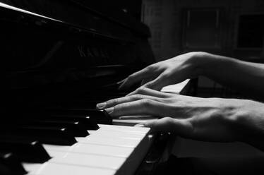 Abgeschnittene Hände beim Klavierspielen - EYF06406