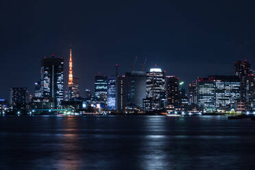 Beleuchtete Stadt am Meer bei Nacht - EYF06408