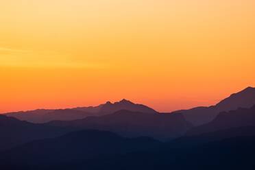 Scenic Ansicht der Silhouette Berge gegen orange Himmel - EYF06441