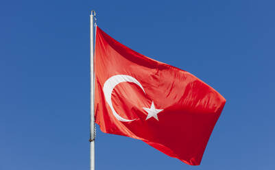 Low Angle Ansicht der türkischen Flagge gegen klaren blauen Himmel - EYF06453