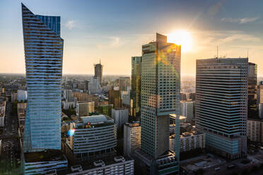 Moderne Gebäude in der Stadt gegen den Himmel bei Sonnenuntergang - EYF06460