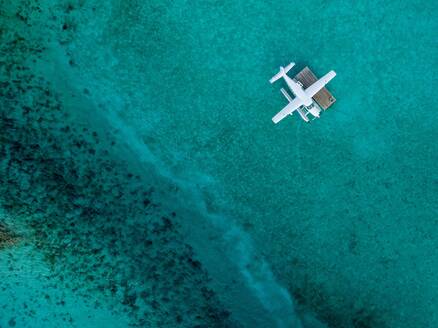 Luftaufnahme eines Wasserflugzeugs auf dem Meer - EYF06470