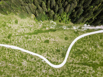 Italien, Provinz Udine, Tarvisio, Drohnenansicht einer kurvenreichen Landstraße in den italienischen Alpen - GIOF08403