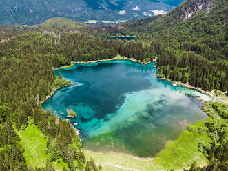 Italien, Provinz Udine, Tarvisio, Drohnenansicht des türkisfarbenen Fusine-Sees - GIOF08404