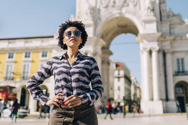 Frau mit Sonnenbrille vor dem Praco Do Comercio in Lissabon, Portugal - DCRF00345