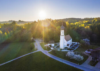 Deutschland, Bayern, Fischbach, Drohnenansicht der Kirche St. Johannes bei Sonnenaufgang - SIEF09896