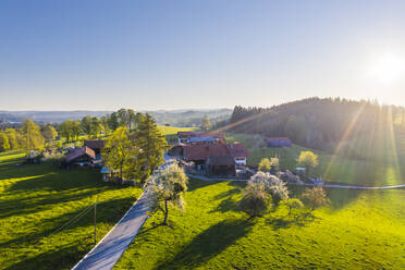 Deutschland, Bayern, Auf der Hoh, Drohnenansicht eines Dorfes auf dem Lande bei Sonnenaufgang - SIEF09897