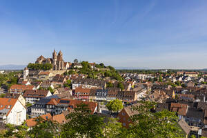 Deutschland, Baden-Württemberg, Breisach, Klarer Himmel über dem Breisacher Münster und den umliegenden Häusern - WDF06051