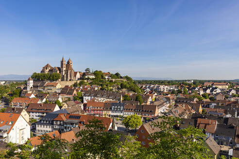 Germany, Baden-Wurttemberg, Breisach, Clear sky over Breisach Minster and surrounding houses - WDF06051