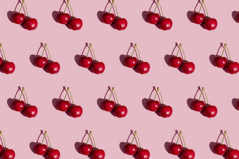 Muster von frischen Kirschen auf rosa Hintergrund, lizenzfreies Stockfoto