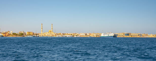 Ägypten, Regierungsbezirk Rotes Meer, Hurghada, Panorama der Stadt am Meer - TAMF02287