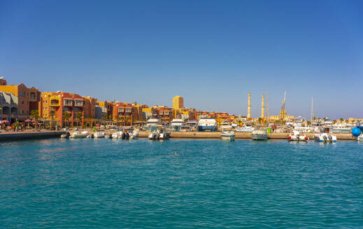 Ägypten, Verwaltungsbezirk Rotes Meer, Hurghada, Boote im Hafen der Küstenstadt - TAMF02288