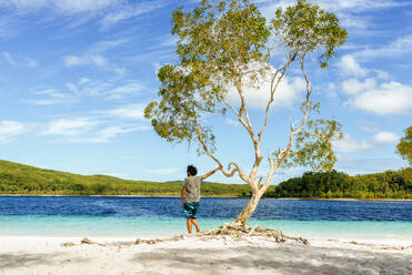 Mann schaut auf Lake Mckenzie gegen den Himmel, Fraser Island, Queensland, Australien - KIJF03098