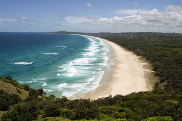 Luftaufnahme von Tallow Beach gegen den Himmel in Byron Bay, Queensland, Australien - KIJF03102