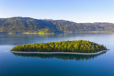 Deutschland, Bayern, Kochel am See, Drohnenansicht des Walchensees und der Insel Sassau - SIEF09921