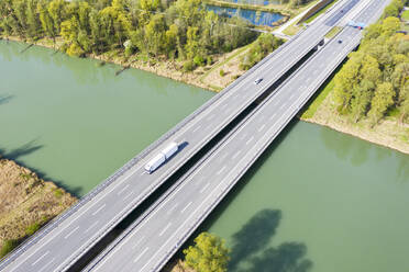 Deutschland, Bayern, Raubling, Drohnenansicht der Bundesautobahn 8 über den Inn im Frühling - SIEF09930