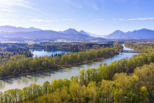 Deutschland, Bayern, Raubling, Drohnenansicht von Inn und Hochstrasser See im Frühling - SIEF09931