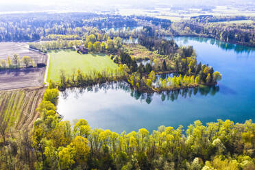 Deutschland, Bayern, Raubling, Drohnenansicht des Hochstrasser Sees im Frühling - SIEF09933