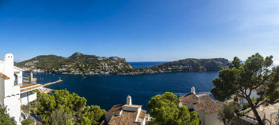 Spanien, Mallorca, Andratx, Klarer Himmel über der Bucht der Küstenstadt im Sommer - AMF08212